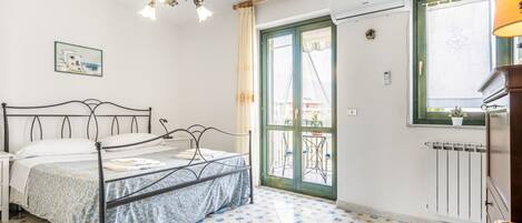 1 dormitorio, tabla de planchar con plancha, wifi y ropa de cama