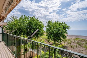 Property grounds - Cozy 55 sqm apartment in Mascali, ideal for 4 people. Equipped with air conditioning, and 2 balconies, the apartment offers comfort and convenience. Located just 1 minute walk from the beach, with a road next to the building providing direct access. Perf (Mascali)