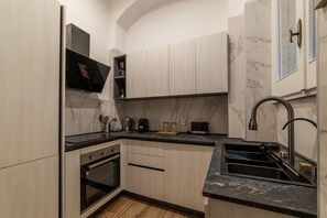 Fridge, oven, stovetop, dishwasher