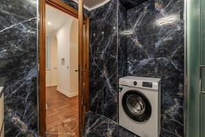 Interior - GuestHost - Elegant apartment located on the second floor, of six in total, of a period building with a lift not suitable for disabled people.There are four steps to access.In 105 m2 of space it accommodates six people, with two double bedrooms and sofa  (Roma)