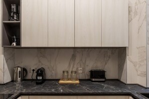 Fridge, oven, stovetop, dishwasher - GuestHost - Elegant apartment located on the second floor, of six in total, of a period building with a lift not suitable for disabled people.There are four steps to access.In 105 m2 of space it accommodates six people, with two double bedrooms and sofa  (Roma)