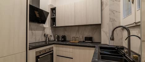 Fridge, oven, stovetop, dishwasher