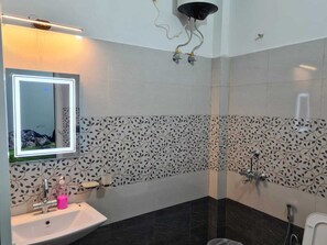 Dusche, Haartrockner, Bidet, Handtücher