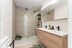 Shower, hair dryer, towels