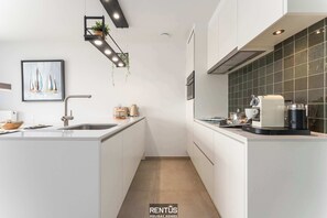 Fridge, microwave, stovetop, dishwasher