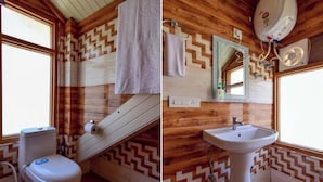 Un baño con detalles de madera, un inodoro, un lavabo y una zona de ducha.