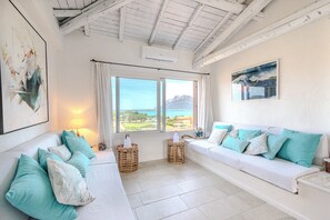 En 21-tommers Flatskjerm-TV med kabel-kanaler