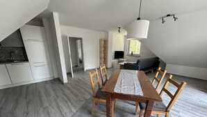 Ein modernes Loft mit Essbereich, Küche und Wohnraum.
