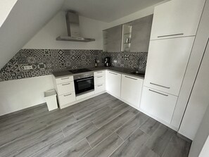 Fridge, oven, stovetop, dishwasher - Apartment 'Ferienwohnung Am Mellensee' with Lake View, Shared Garden and Wi-Fi (Klausdorf)