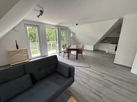TV. Apartment 'Ferienwohnung Am Mellensee' with Lake View, Shared Garden and Wi-Fi
