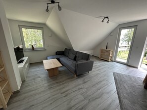 TV - Apartment 'Ferienwohnung Am Mellensee' with Lake View, Shared Garden and Wi-Fi (Klausdorf)