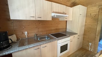 KĂŒhlschrank, Ofen, Herdplatte, Wasserkocher mit Kaffee-/Teezubehör