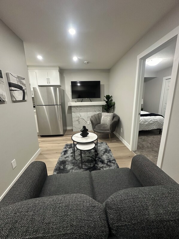 1 bedroom, desk, iron/ironing board, free WiFi - A Luxurious, Cozy and Sparkling Suite Situated in a very serene Atmosphere. (Calgary)