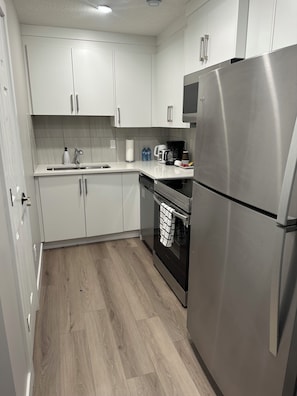 Kühlschrank, Mikrowelle, Ofen, Herdplatte