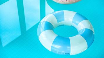 Un flotador de piscina azul y blanco, en forma de aro.