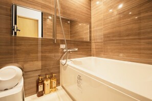 Baignoire et douche séparées, sèche-cheveux, bidet, serviettes fournies