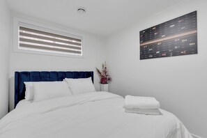 2 bedrooms, iron/ironing board, free WiFi, bed sheets - Charming 2BR Escape W/ Fireplace (Calgary)