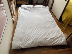3 bedrooms, desk, iron/ironing board, free WiFi