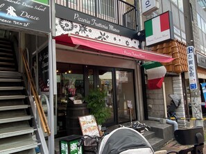A storefront with a sign for 'Pizzeria Trattoria Marco'.