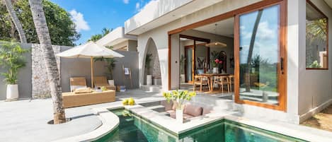 Piscina externa, guarda-sóis, espreguiçadeiras