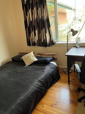 1 bedroom, desk, iron/ironing board, free WiFi - Canberra Inner South and close to City Lake   Parliament , Kingston  woden (Red Hill)
