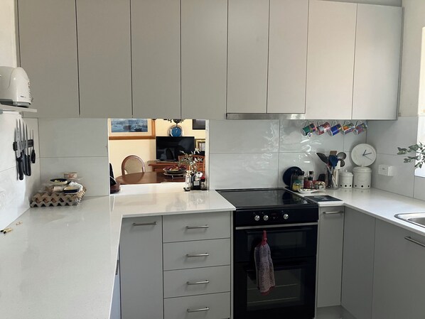 Private kitchen - Canberra Inner South and close to City Lake Parliament , Kingston woden (Red Hill)