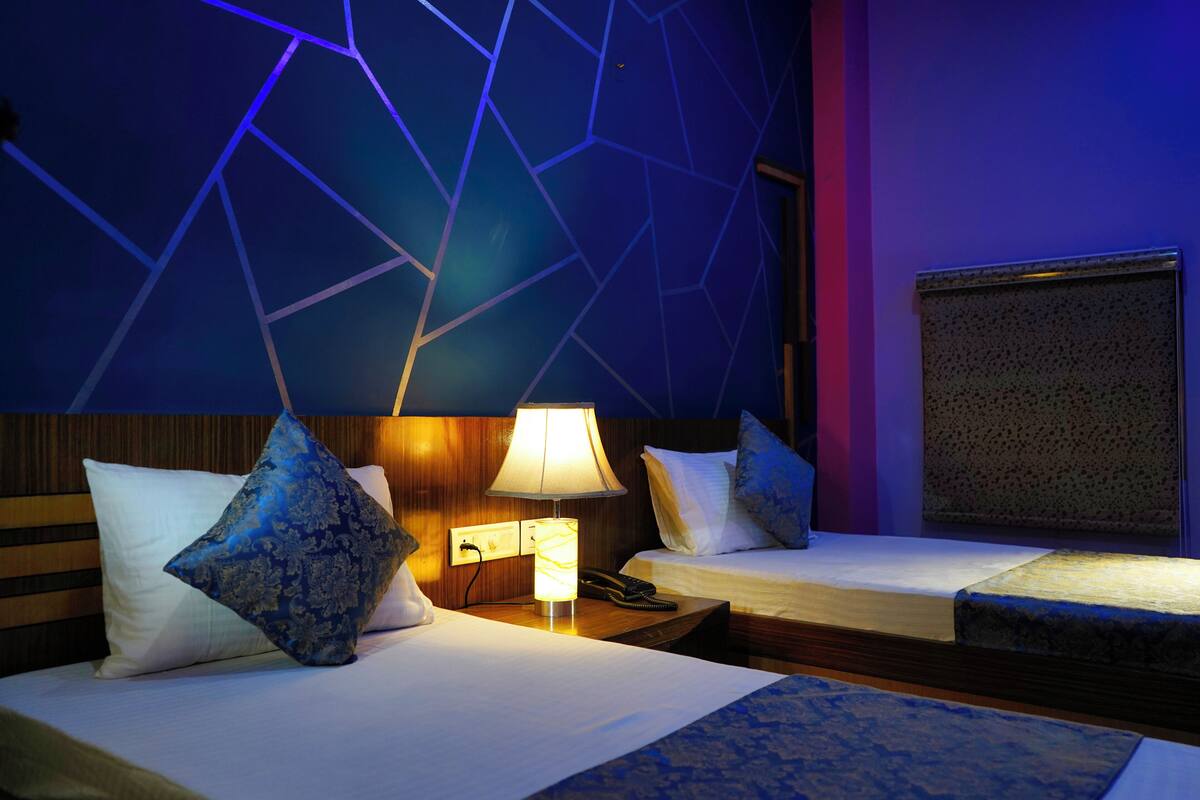 Deluxe Room, City View | 1 bilik tidur, peralatan tempat tidur premium, meja