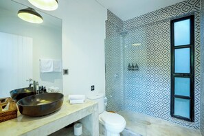 Ducha, secador de pelo, pantuflas, toallas