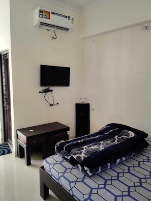 Deluxe Double Room | In-room safe, desk, laptop workspace - Hotel Parwatanchal Restaurant & Party  (Haldwani)