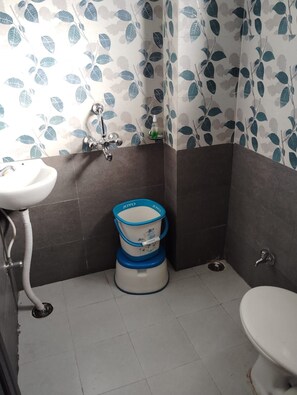 Bathroom - Hotel Parwatanchal Restaurant & Party  (Haldwani)