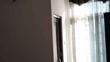 غرفة ديلوكس مزدوجة | خزنة داخل الغرفة ومكتب ومساحة عمل للكمبيوتر المحمول