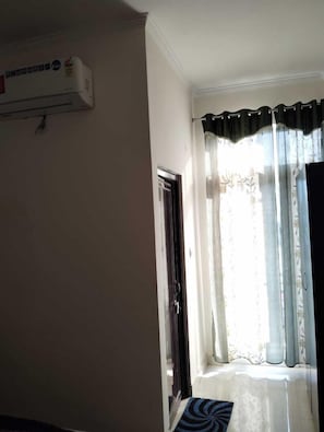 Kamar Double Deluks | Brankas, meja kerja, dan ruang kerja ramah laptop