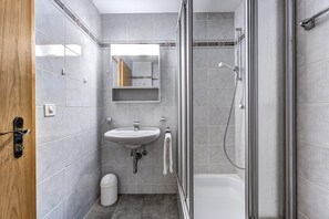 Dusj, h årføner, bidé og håndklær