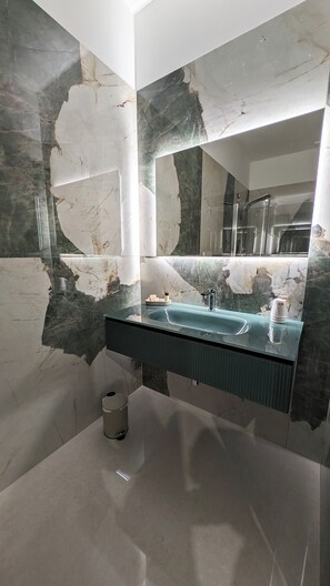 Deluxe Room, Courtyard View | Bathroom | Shower, hair dryer, towels, soap