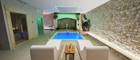 Salas de tratamiento para parejas, sauna y tina de hidromasaje