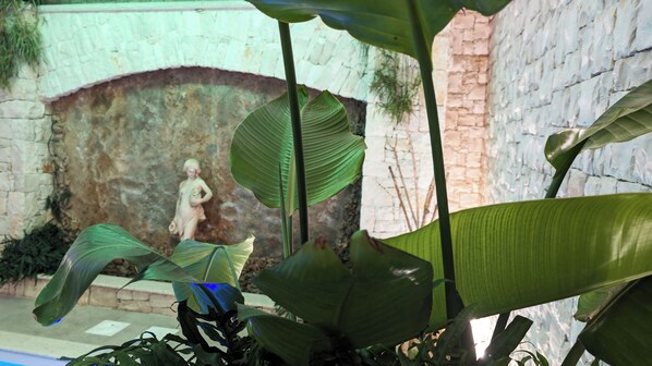 Couples treatment room(s), sauna, hot tub, steam room