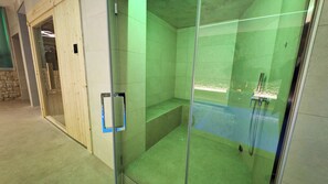Couples treatment room(s), sauna, hot tub, steam room