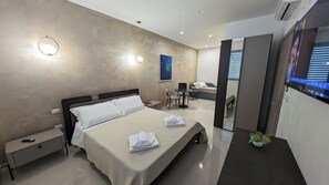 Deluxe Room, Courtyard View | In-room safe, desk, laptop workspace, free WiFi - Pietra Viva - Suite & Relax (Veglie)