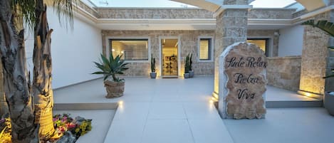 Boendets fasad - kväll/natt