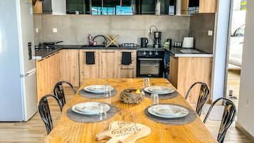 Frigorífico, microondas, horno y cafetera o tetera
