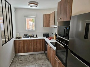 Réfrigérateur, micro-ondes, lave-vaisselle, cafetière/bouilloire