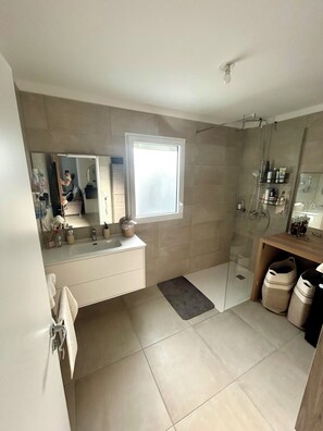 Shower, towels, soap, shampoo