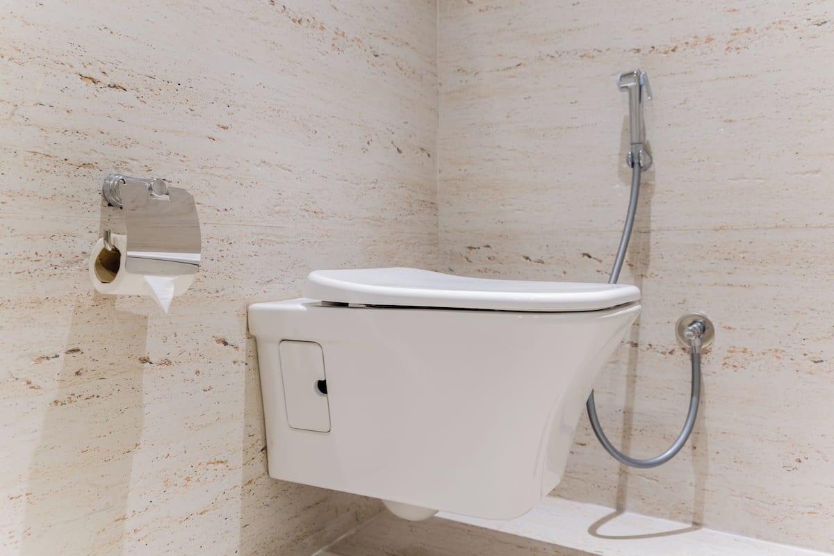 Luxury-Suite | Badezimmer | Dusche, kostenlose Toilettenartikel, Haartrockner, Hausschuhe