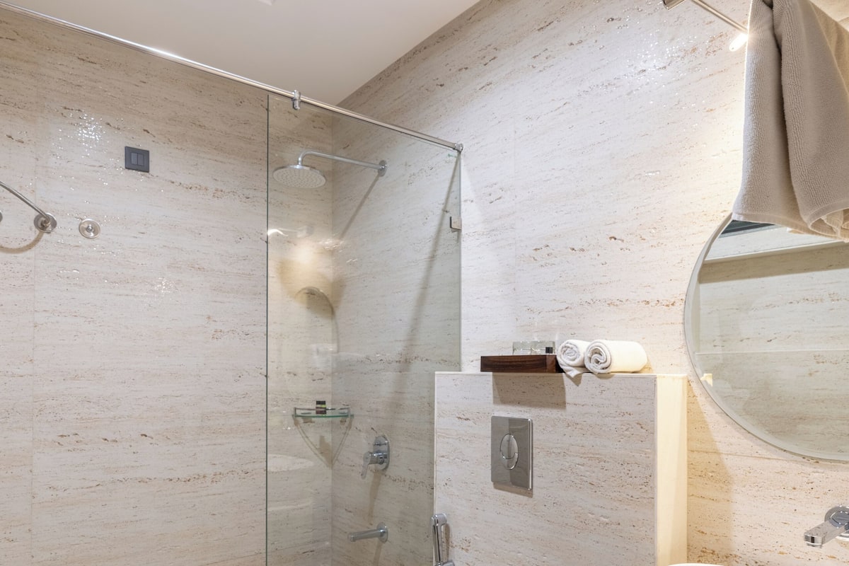 Familienzimmer | Badezimmer | Dusche, kostenlose Toilettenartikel, Haartrockner, Hausschuhe