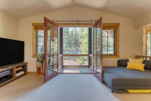 Smart TV, caminetto, videogiochi, studio