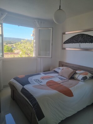 2 chambres, fer et planche à repasser, Wi-Fi, draps fournis