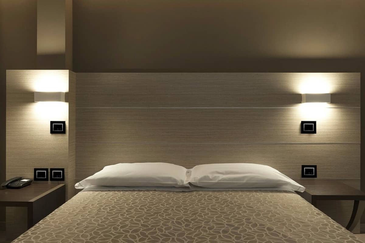 1 bilik tidur, gebar bulu kapas, bar mini, peti besi dalam bilik