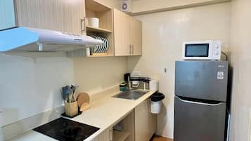Fridge, dishwasher, cookware/dishes/utensils