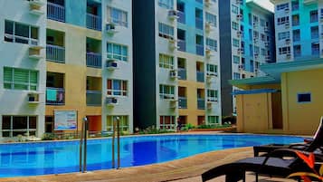 2 outdoor pools