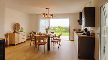 Een koelkast, een microgolfoven, een oven, een kookplaat